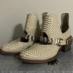 Size 7 White Snake Leather Freebird by Steven